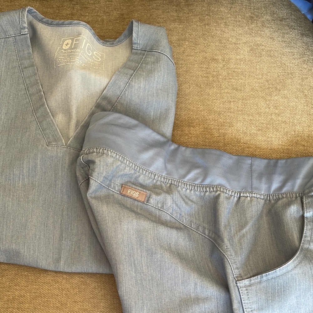 FIGS Light Heathered Blue Scrub Set XSP